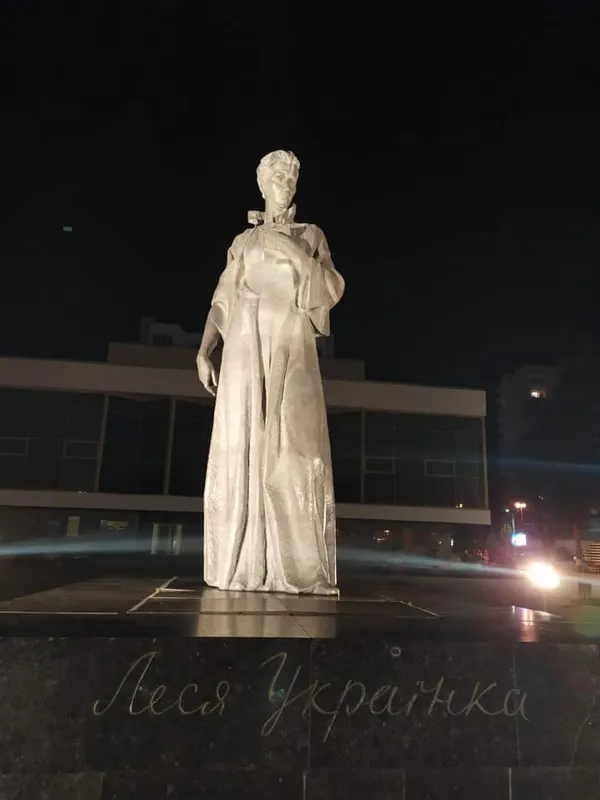У Луцьку підсвітили пам’ятники Грушевському та Лесі Українці (фото)
