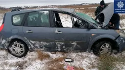 Відкинуло на десятки метрів: біля Луцька авто злетіло у кювет (фото)