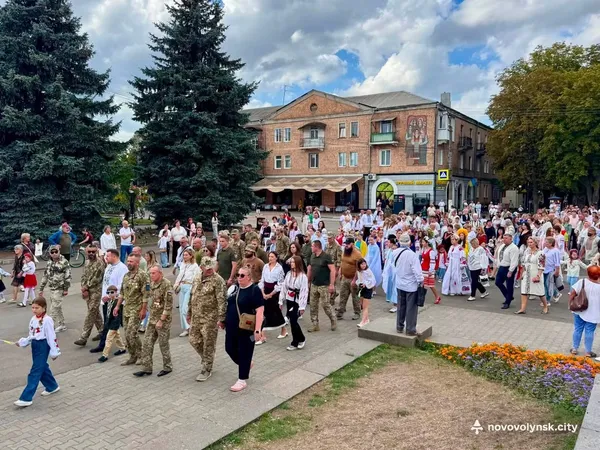 У Нововолинську сотні людей пройшли святковою ходою у вишиванках (фото)