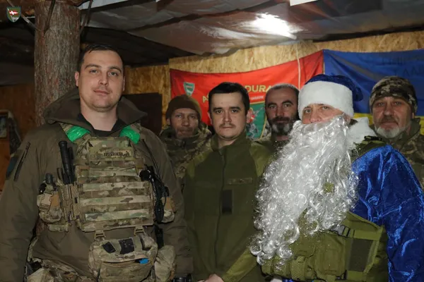 Командир 14-ї ОМБр на передовій вручив бійцям і бійчиням нагороди та подарунки (фото)