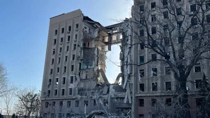 У Миколаєві росіяни влучили в будівлю ОДА (фото, відео, оновлено)