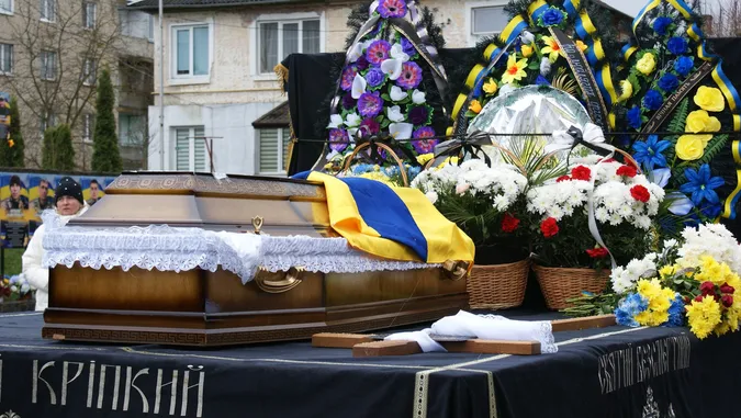 До останнього подиху – за Україну: Рожищенська громада попрощалася з Героєм Сергієм Мандзюком (фото)
