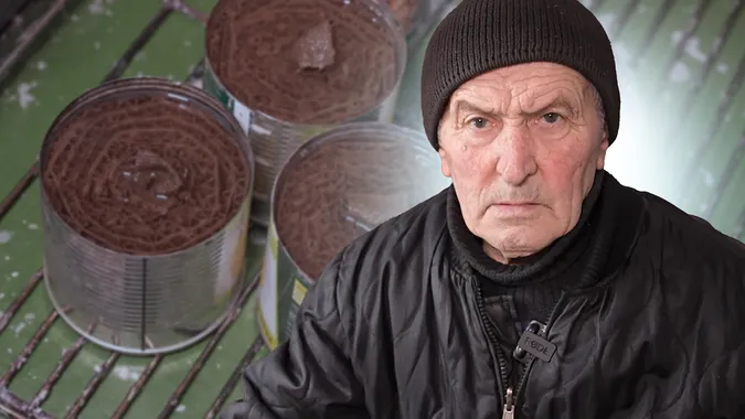 «Усе для фронту»: 85-річний волинянин за рік виготовив понад тисячу окопних свічок (фото)