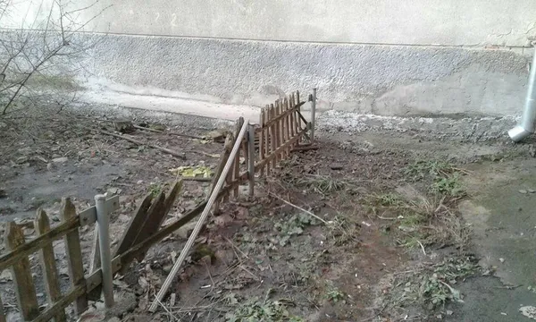 Луцькі муніципали продовжують зносити обмежувачі руху (фото)