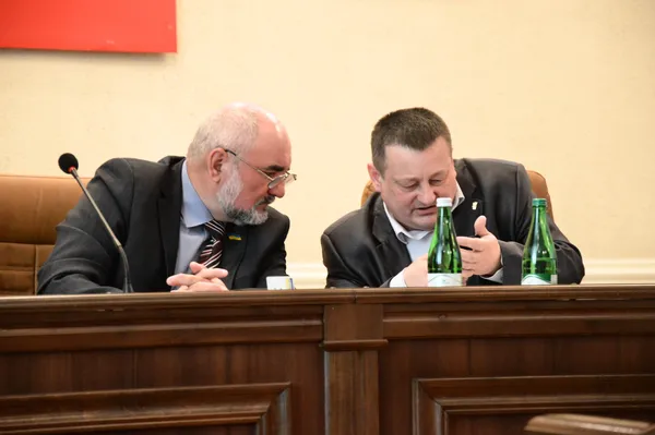 ...а заступники Палиці бавляться мобільним телефоном...