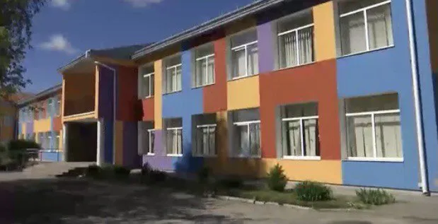 Змусила з’їсти паперовий літачок та вимахувала ножем: як на Львівщині пожартувала вчителька