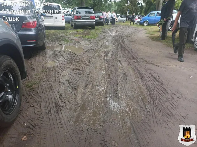 У Луцьку кількадесят християн припаркували авто просто на газоні (фото, відео)