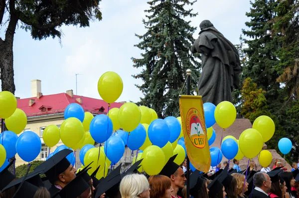 Небо, всіяне жовто-блакитними кульками