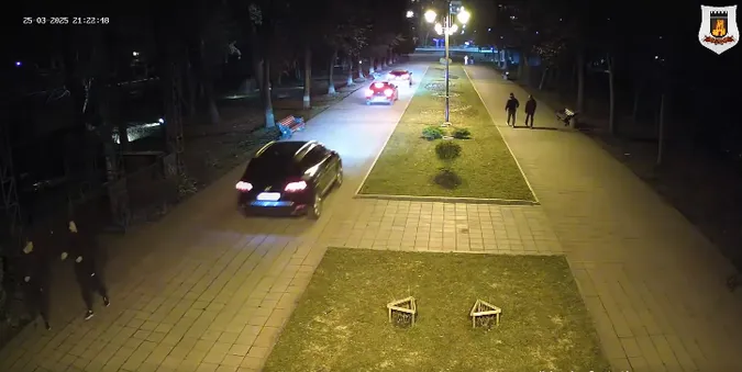П'ять автівок зухвало роз'їжджали алеями центрального парку в Луцьку (відео)