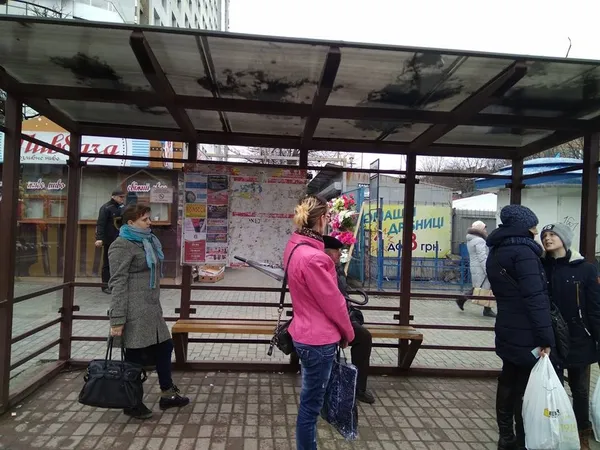У Луцьку вимили зупинки громадського транспорту (фото)
