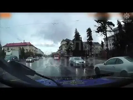 Їхав по «зустрічці»: у центрі Луцька зловили п'яного водія (відео)