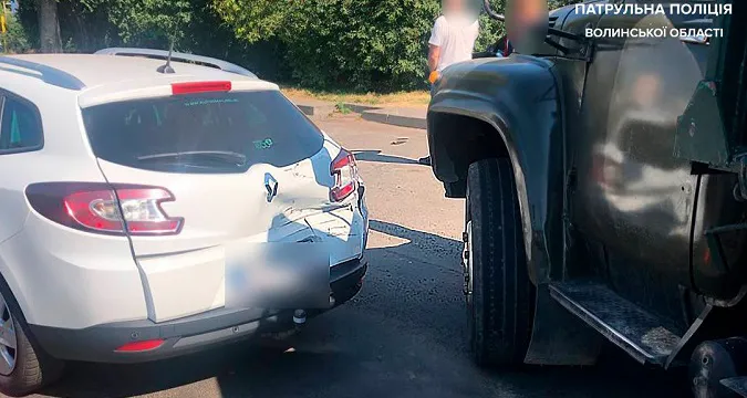 У Луцьку ЗІЛ «наздогнав» Renault (фото)
