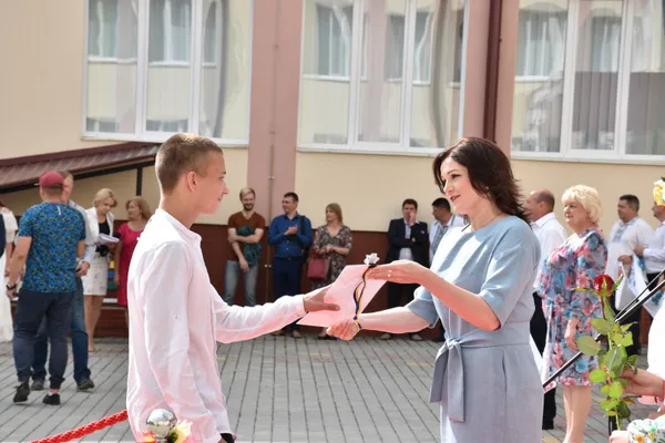 Випускникам луцьких шкіл вручили золоті та срібні медалі (фото)
