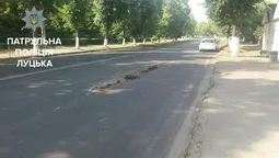 У Луцьку водій вантажівки прибиратиме забруднену дорогу (фото)