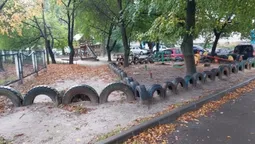 У Луцьку хочуть масово демонтувати автошини з дитмайданчиків (фото)