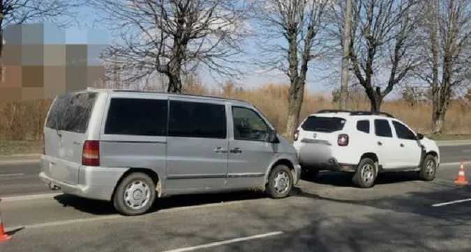 У Луцьку на Набережній бус врізався у легковик (фото)