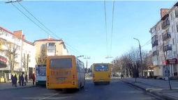 Зустрічка + червоний: у Луцьку водій маршрутки грубо порушив правила (відео)