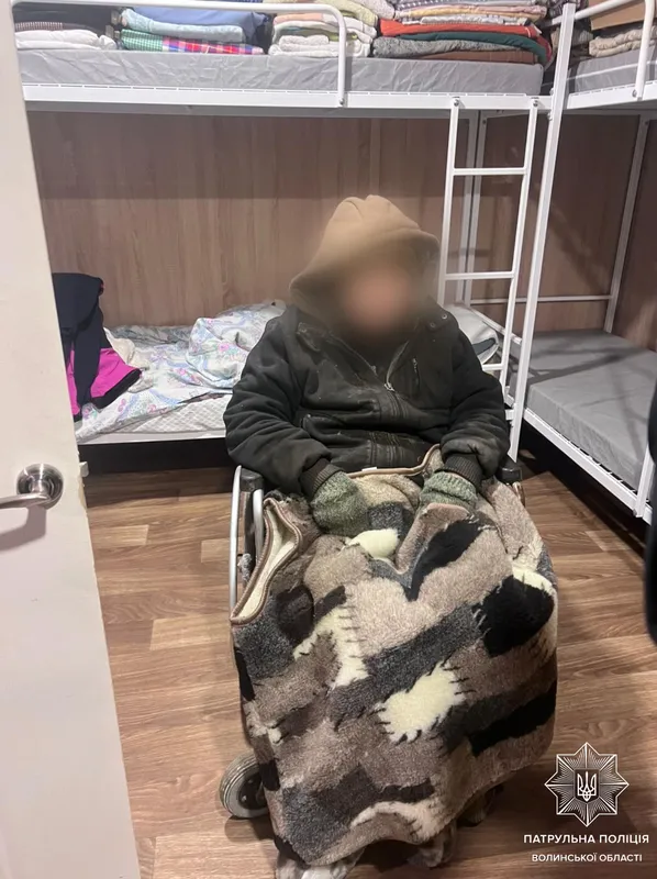 Могла замерзнути: на Волині патрульні врятували літню жінку з крижаного помешкання (фото)
