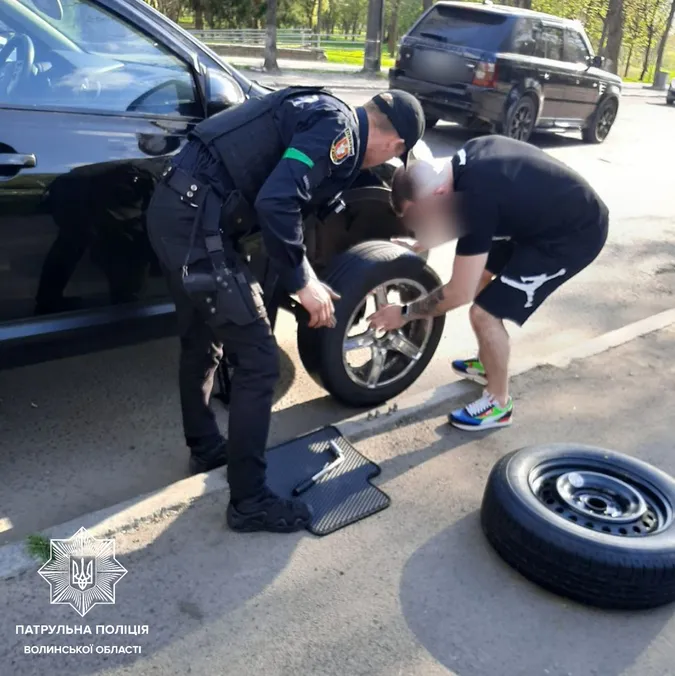 У Луцьку патрульні допомогли харків'янам поміняти колесо (фото)