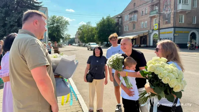 У Нововолинську зустріли звільненого з полону захисника «Азовсталі» Володимира Фаброго (фото)