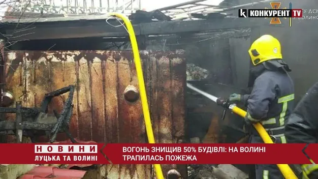 Пошкоджені стіни, покрівля, інвентар: на Волині горіла господарська споруда (фото, відео)