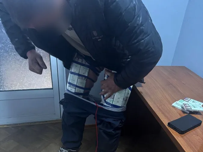 «Добра» повні штани: водій намагався вивезти сотню пачок цигарок через Ягодин (відео)