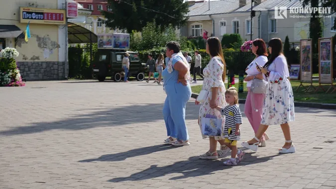 Вишиванки, сонце, діти: як Луцьк зустрів 33-ю річницю незалежності (фото)