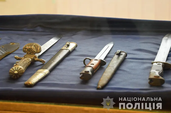 Волинські поліцейські поповнили музей вилученою колекцією унікальної зброї
