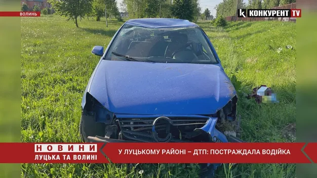 Під Луцьком легковик зніс паркан і злетів у кювет – постраждала водійка (фото, відео)