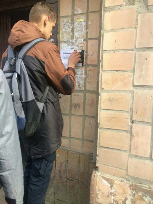 Клеїв і здирав: у Луцьку чоловіка оштрафували за рекламу (фото)