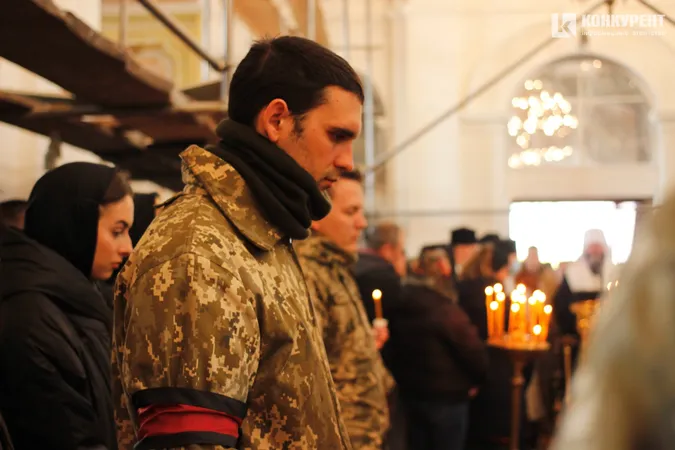 Зі сльозами та на колінах: Луцьк попрощався з трьома своїми Героями (фото, відео)