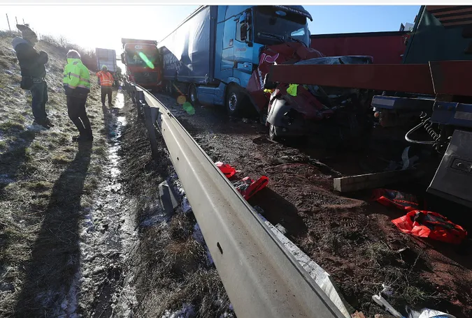 У Чехії через снігову бурю зіткнулось одразу 40 автомобілів (фото)