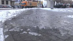 У Луцьку ожеледиця: як місто тримається на ногах (відео)