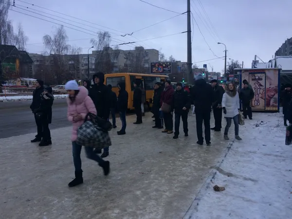 Багато хто не поміщається в маршрутку, тому змушений чекати на переповнених зупинках