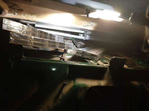 На даху, у спинках і під склом: на Волині зупинили авто з контрабандою (фото)
