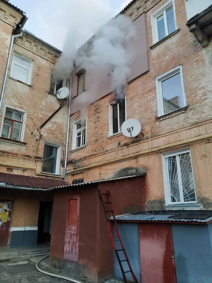 Чекали на допомогу на балконі: на Волині врятували людей із пожежі (фото)