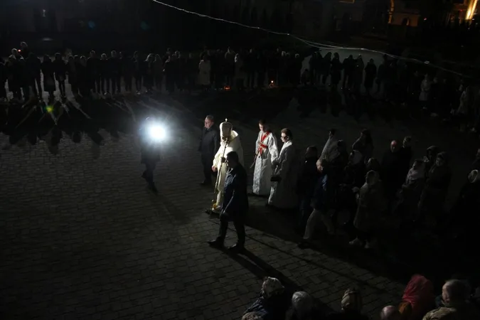 Служба та освячення кошиків: у луцькому соборі відзначили Великдень (фото)