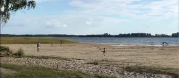 Люди грають у м’яч там, де раніше була вода: як міліє Світязь (фото)