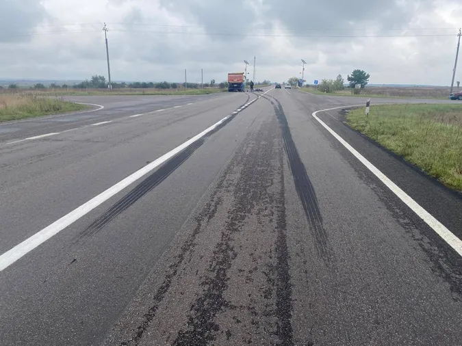 Помер від травм у «швидкій»: на Волині мопедист потрапив під колеса фури (фото, відео)