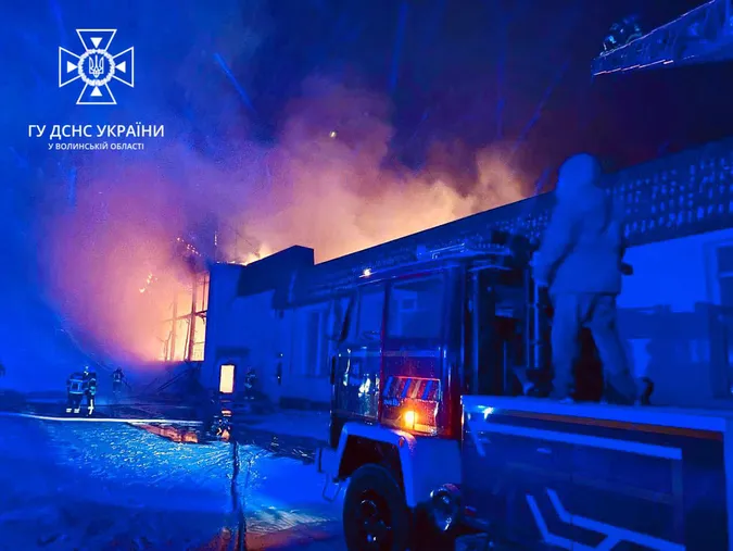У Луцьку на Старому ринку горів павільйон (фото, відео)