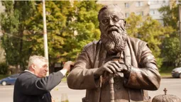У Вінниці встановили перший у світі пам'ятник Любомиру Гузару (фото)