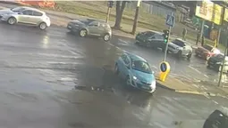 Не врахував обстановку: у Луцьку Mini Cooper протаранив Renault Zoe (відео)