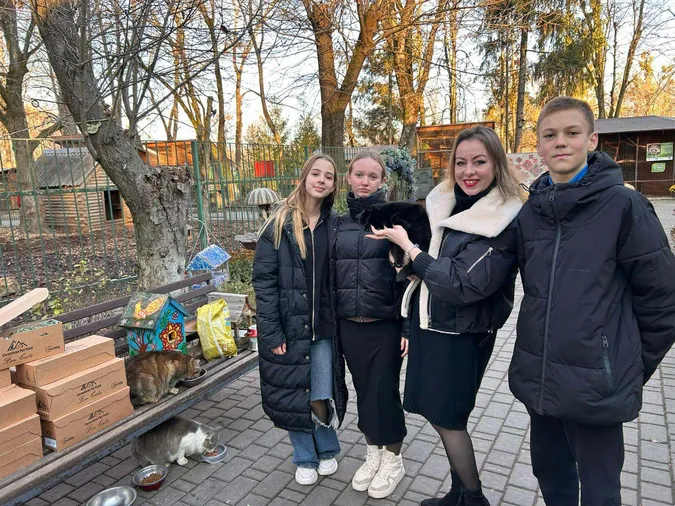 Школярі придбали корм для 60 котиків луцького зоопарку (фото)