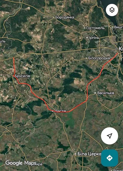На Київщині масштабна пожежа з вибухами: горять склади після ворожого влучання (відео)