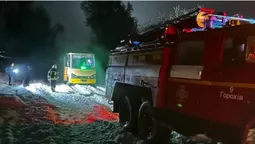 На Волині у снігових заметах застрягли два автобуси з пасажирами (фото)