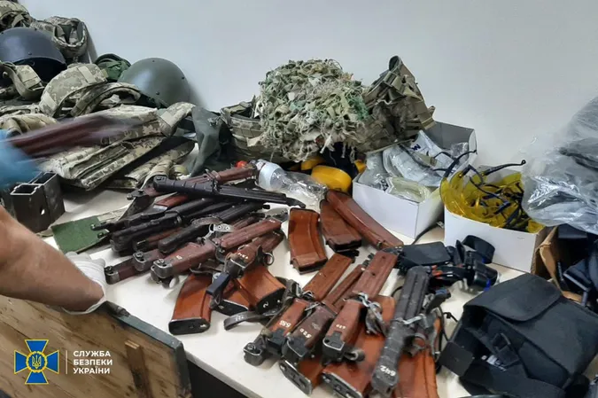 У Києві добробат незаконно створив арсенал: вилучили 60 автоматів (фото)