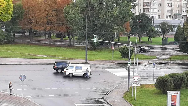 У Луцьку – ДТП: не розминулися позашляховик і бус (фото)