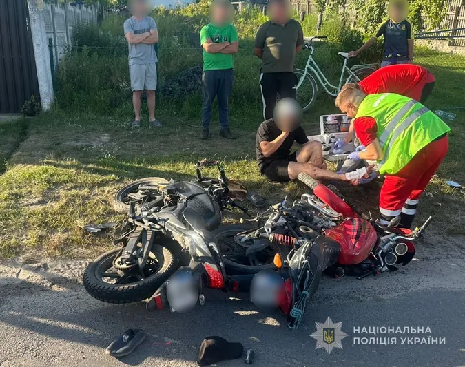 Рани, травми, переломи: на Ківерцівщині не розминулися два мотоциклісти (фото)