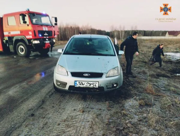 Ожеледиця: на Волині автомобіль злетів у кювет і застряг у болоті (фото)
