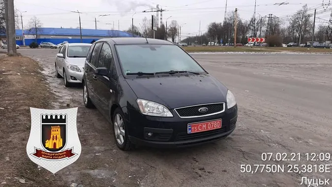 Муніципали покарали понад 70 водіїв, які приїхали на луцький автобазар (фото)